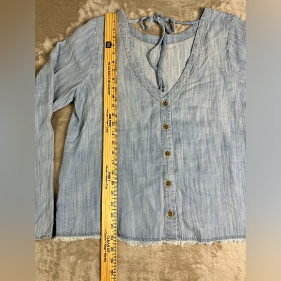 Anthropologie Cloth & Stone Chambray Top Size Large Button-Back Bell Sleeve - Picture 11 of 13